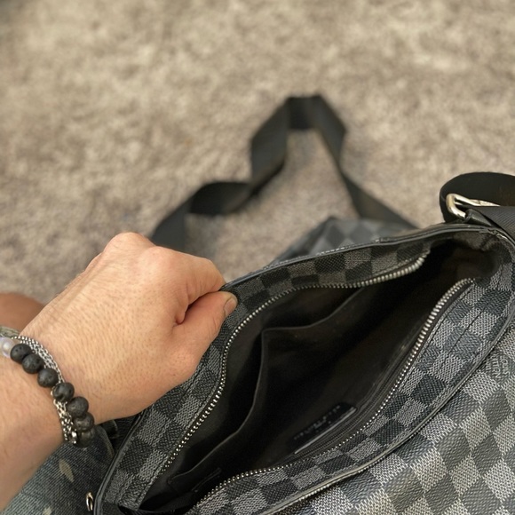 Louis Vuitton Damier Graphite Messenger Bag - Picture 5 of 12